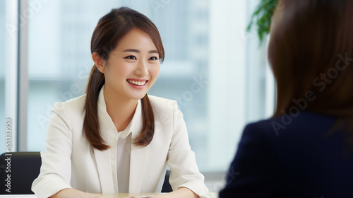 オフィスで面接をするスーツを着用した美しい女性