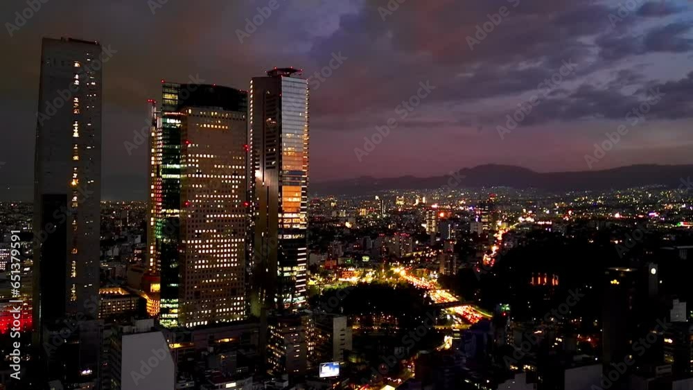 Vista de edificios en ciudad de Mexico en el atardecer