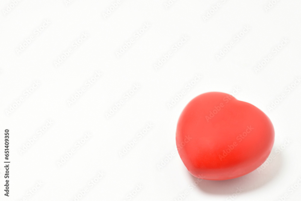 Corazón rojo sobre fondo blanco, concepto de Salud. Espacio para texto al lado izquierdo. Corazón rojo sobre fondo blanco, concepto de Salud. Espacio para texto al lado izquierdo.