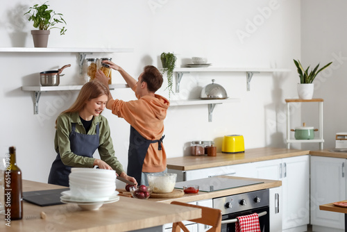 Young couple preparing Ital...