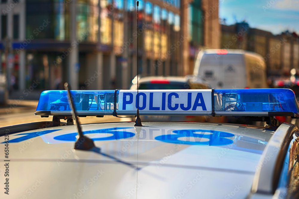Polska policja pilnuje porządku w dużym mieście. - obrazy, fototapety, plakaty 