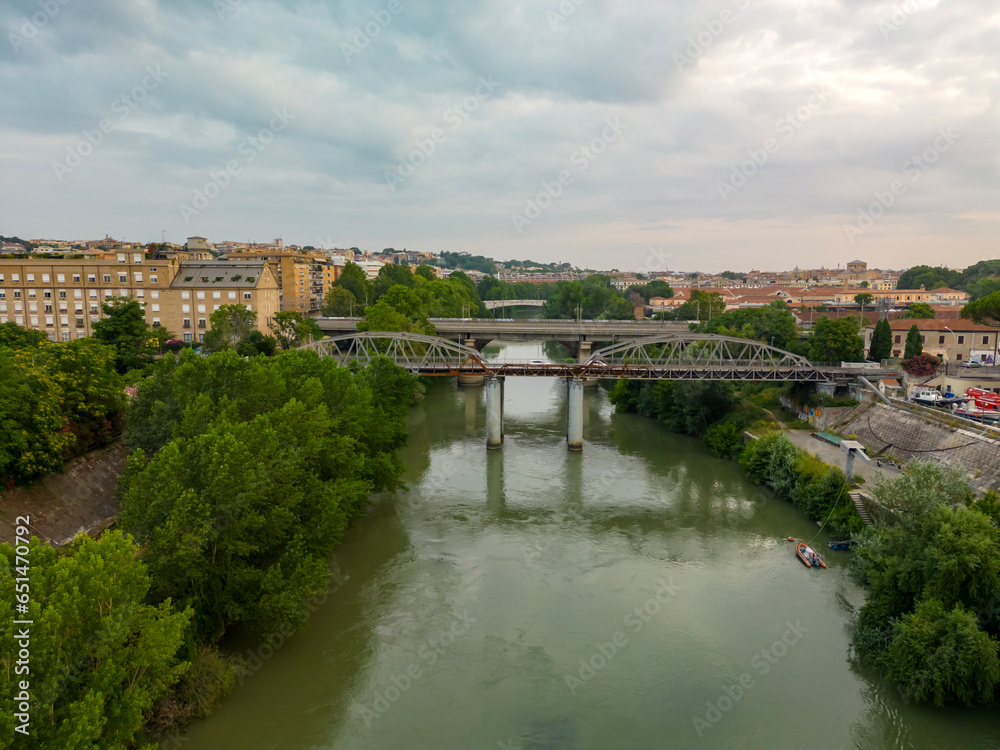 Vista aerea del gazometro a Roma. Il fiume Teveree il ponte di ferro
