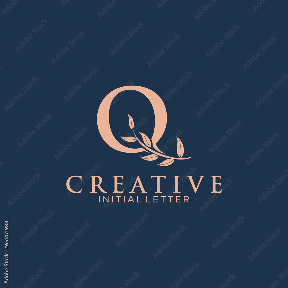 Obraz premium Initial Letter Q and Floral Logo vector, Botanical Minimalistic Letter Feminine Logo design template