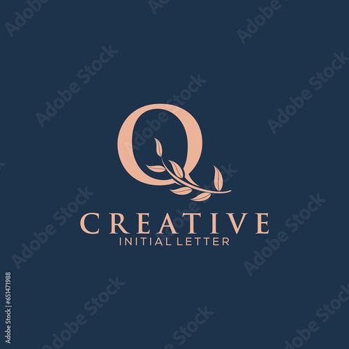 Initial Letter Q and Floral Logo vector, Botanical Minimalistic Letter Feminine Logo design template