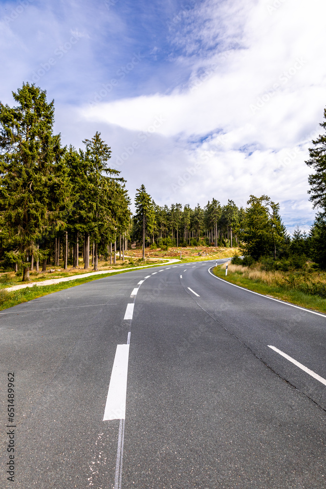 Obraz premium Schöne Wanderung durch den Hochtaunus am Feldberg an einen wunderschönen Spätsommertag - Hessen - Deutschland