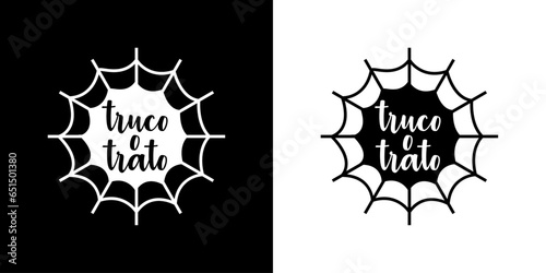 Logo con texto manuscrito truco o trato en español en silueta de tela de araña para su uso en invitaciones y tarjetas de Halloween