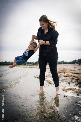 Mama lässt Sohn durch die Luft fliegen