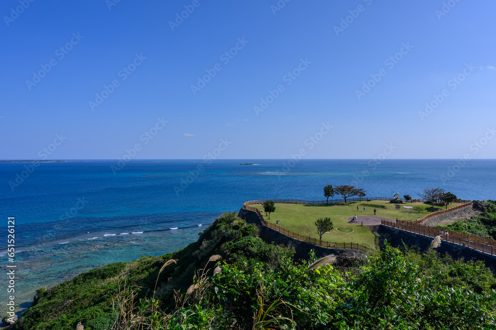 青い海広がる沖縄の風景 青い海広がる沖縄の風景