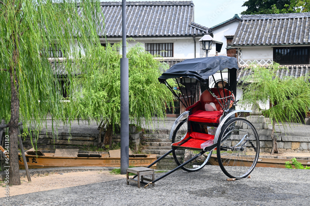 Obraz premium 岡山県 倉敷美観地区の人力車と白壁屋敷