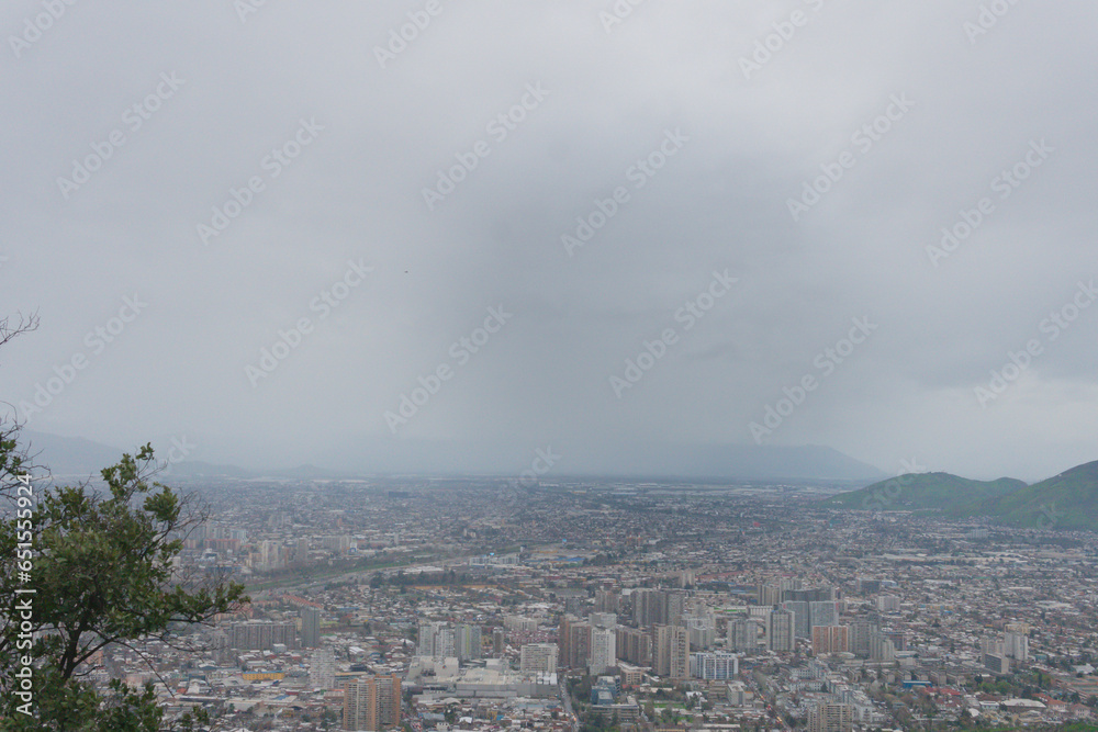Paisaje panorámico de Santiago de chile en un día nublado de invierno
