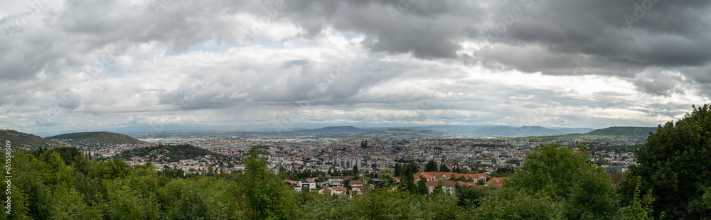 vue panoramique sur Clermont-Ferrand et les alentours