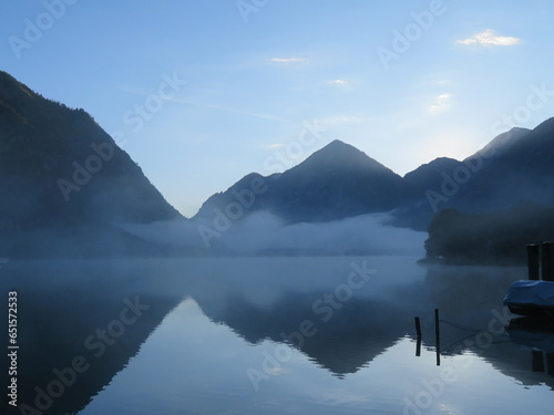 Nebel am Heiterwanger See in Österreich