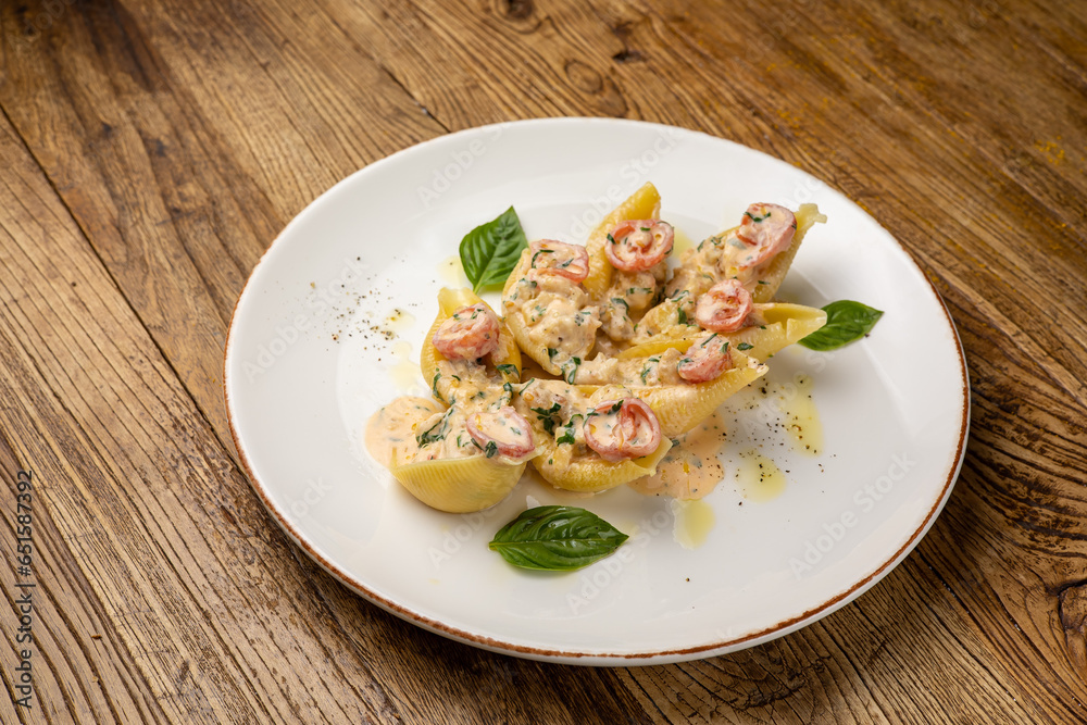 Delicious pasta with shrimp and basil Delicious pasta with shrimp and basil