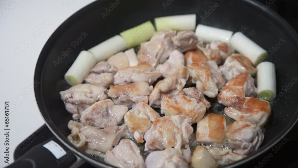 鶏肉とネギを焼く様子 鶏肉とネギを焼く様子