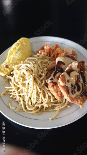 Spaghetti with egg and two chicken with vegetables