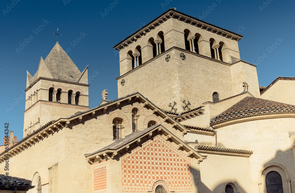 La basilique Saint-Martin d'Ainay est une ancienne église abbatiale de style roman située dans le quartier d'Ainay, sur la presqu'île de Lyon. 