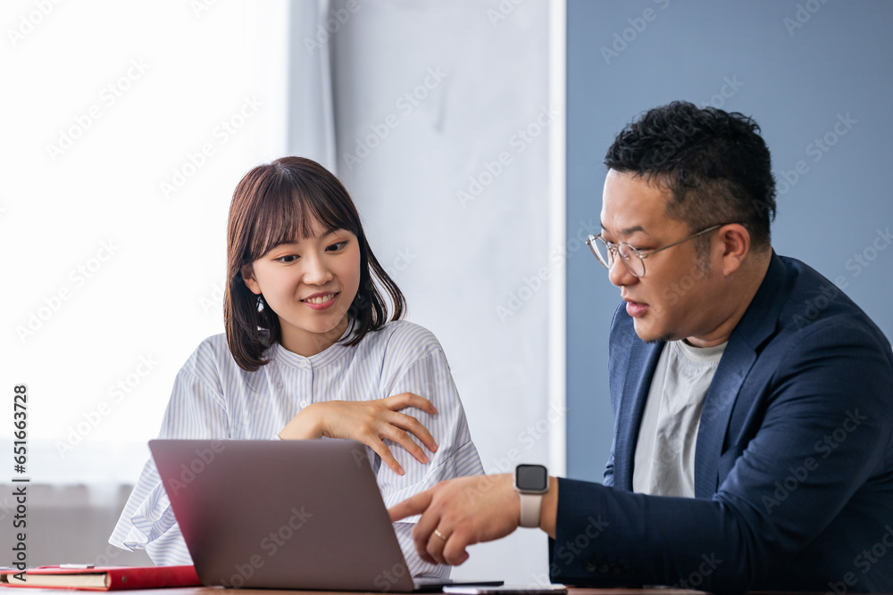 Obraz premium ミーティングをする男女のビジネスマン