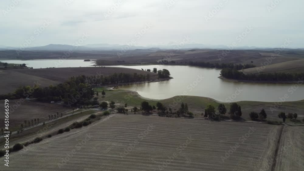 Videos aéreos del embalse de la Torre del Águila, que se encuentra a pocos kilómetros del pueblo El Palmar de Troya, en la provincia de Sevilla.