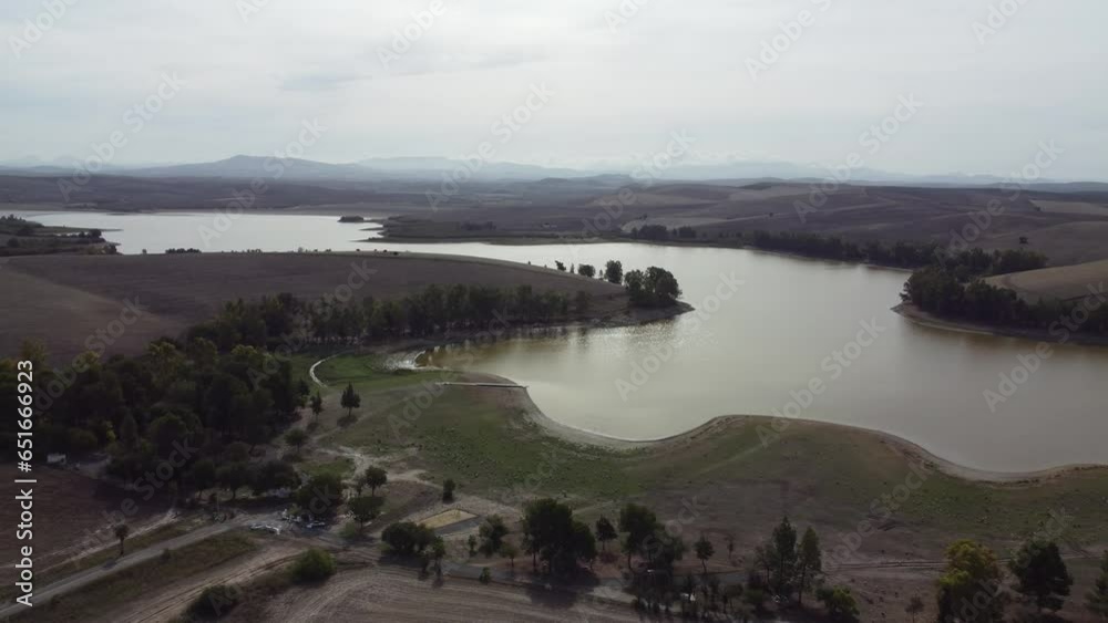 Videos aéreos del embalse de la Torre del Águila, que se encuentra a pocos kilómetros del pueblo El Palmar de Troya, en la provincia de Sevilla.