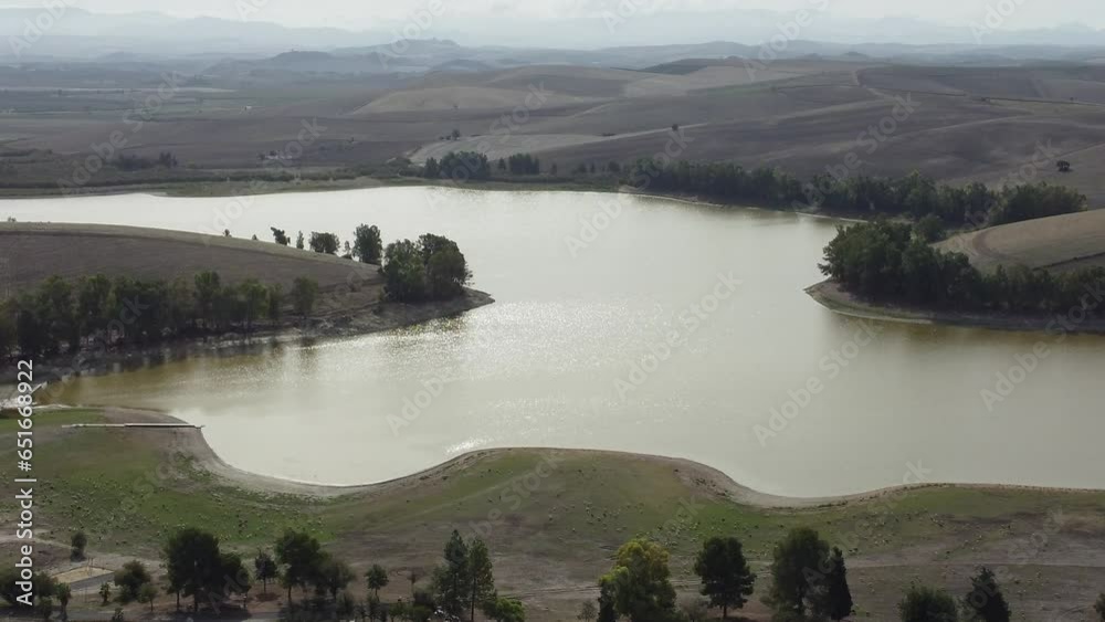 Videos aéreos del embalse de la Torre del Águila, que se encuentra a pocos kilómetros del pueblo El Palmar de Troya, en la provincia de Sevilla.