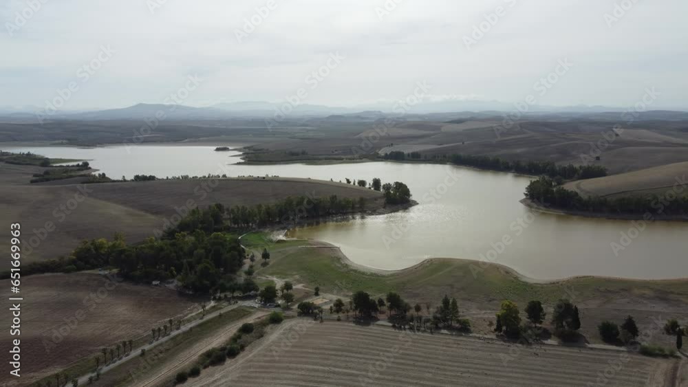 Videos aéreos del embalse de la Torre del Águila, que se encuentra a pocos kilómetros del pueblo El Palmar de Troya, en la provincia de Sevilla.