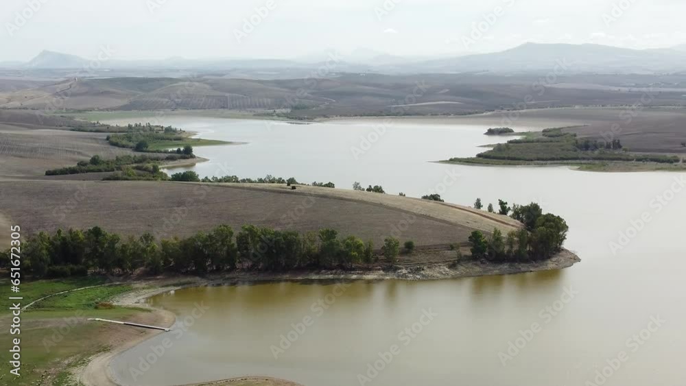 Videos aéreos del embalse de la Torre del Águila, que se encuentra a pocos kilómetros del pueblo El Palmar de Troya, en la provincia de Sevilla.