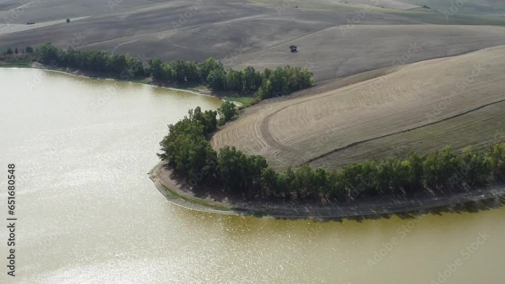 Videos aéreos del embalse de la Torre del Águila, que se encuentra a pocos kilómetros del pueblo El Palmar de Troya, en la provincia de Sevilla.