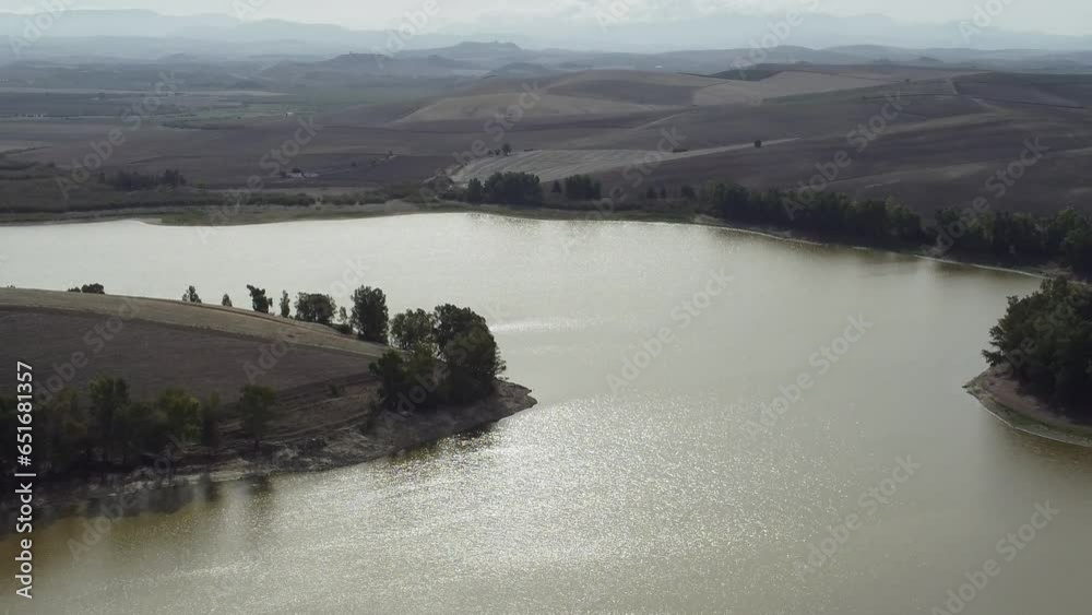 Videos aéreos del embalse de la Torre del Águila, que se encuentra a pocos kilómetros del pueblo El Palmar de Troya, en la provincia de Sevilla.