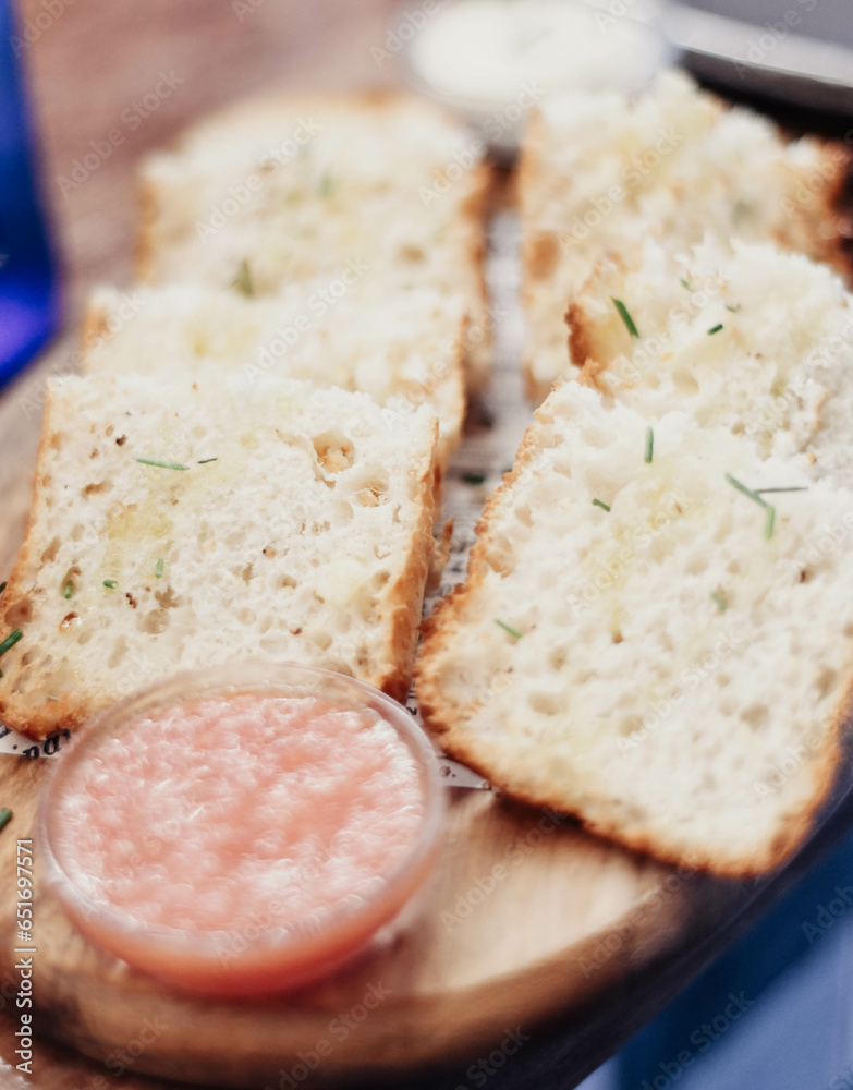 Foto de Racion de pan tostado con tomate y mayonesa de ajo, tipico de ...