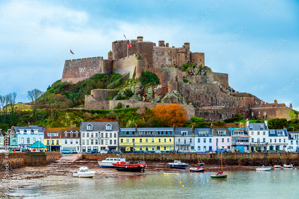 Mount Orgueil castle over the Gorey village promenade with yachts on the shore, Saint Martin, bailiwick of Jersey, Channel Islands, Great Britain - obrazy, fototapety, plakaty 