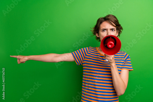 Foto Photo portrait of attractive young woman shout megaphone finger point expel wear