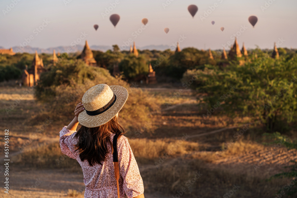 Φωτογραφία Young woman traveler enjoying with balloons over ancient pagoda at Bagan, Myanma