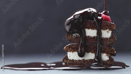 チョコレートのシロップを甘いケーキにかける