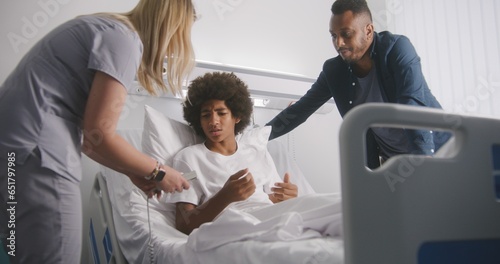 Obraz na płótnie Man visits son in medical center and discusses results of operation