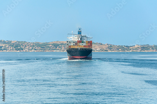 Obraz na plátne Vista di poppa di una nave portacontainer che attraversa lo Stretto di Messina