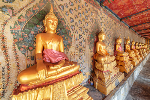 Obraz na płótnie Row of Buddha statues in the cloister of Wat Arun