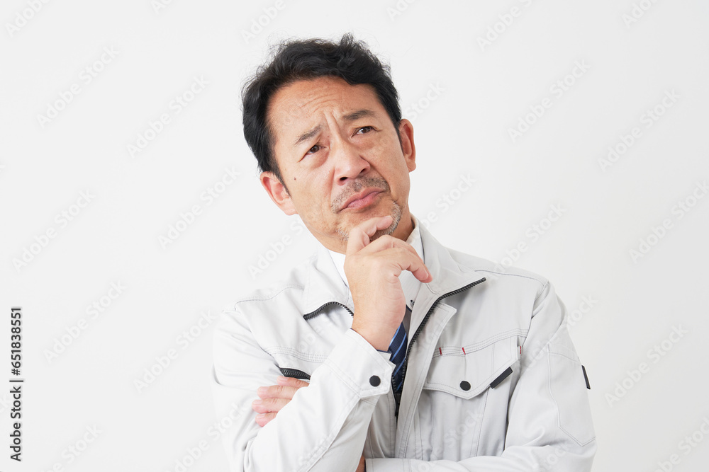 悩む作業員　白背景