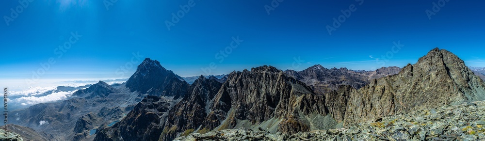 Il Monviso, il Re di Pietra delle Alpi Cozie con i suoi laghi e le numerose vette che lo circondano Il Monviso, il Re di Pietra delle Alpi Cozie con i suoi laghi e le numerose vette che lo circondano