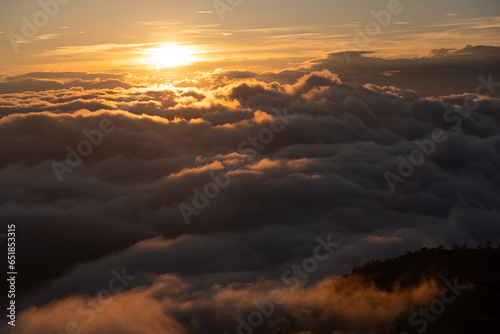雲海越しに昇る朝日