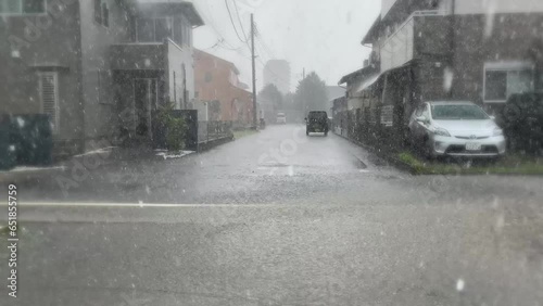 ゲリラ豪雨　駐車場の車と雨の飛沫マイムービー photo