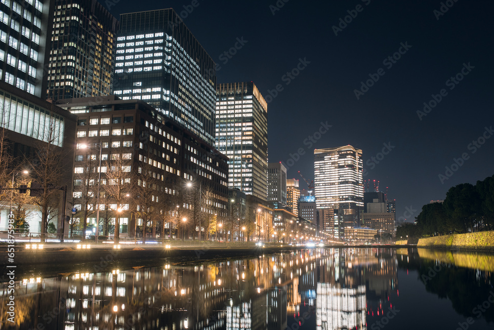 東京・丸の内のオフィスビル群と皇居のお濠　夜景