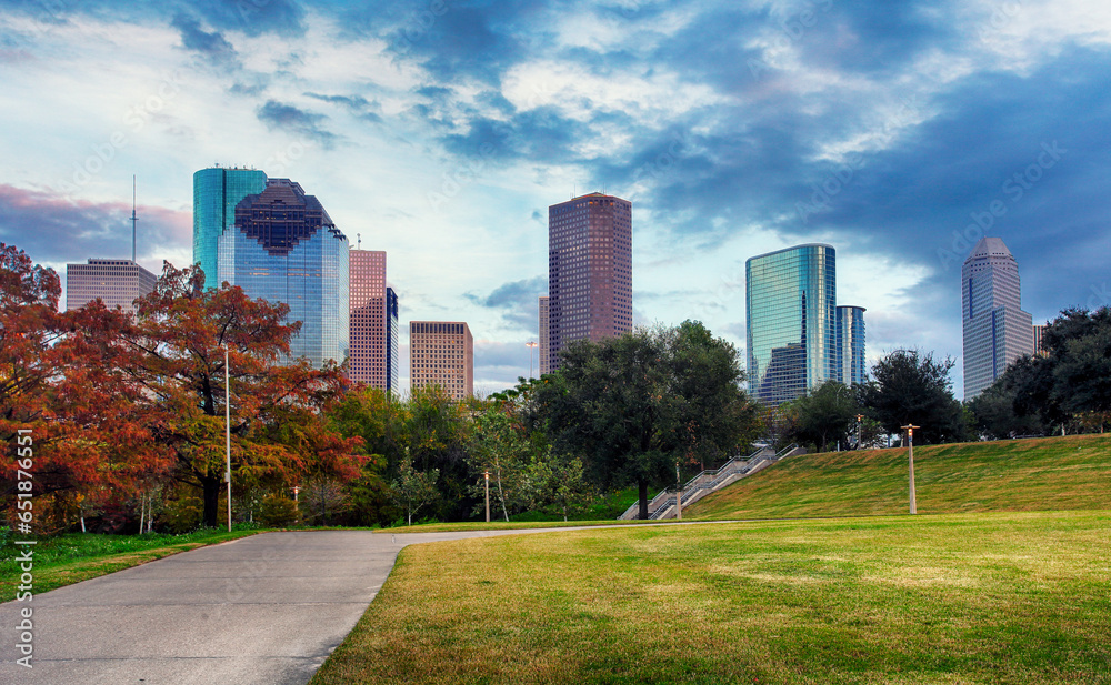 Obraz premium Houston skyline in sunny day from park grass of Texas USA