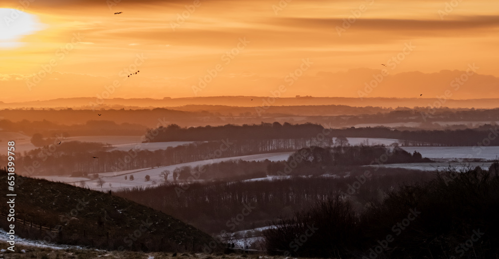 Obraz premium Sunrise across hills