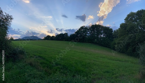 Couché de soleil et rayons sur la campagne d'alsace en France - Europe