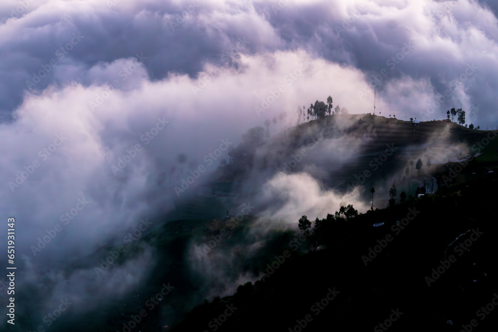 The view of the ridge and trees exposed to the sea of ​​clouds is so beautiful in the afternoon before the sunset