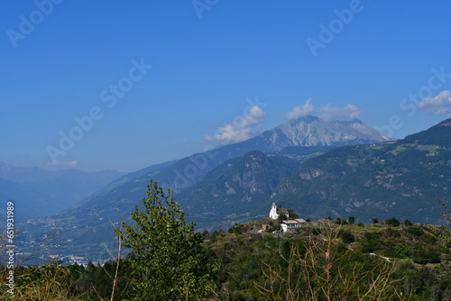 Schöne Landschaft mit Bergen bei Tisens in Südtirol  photo