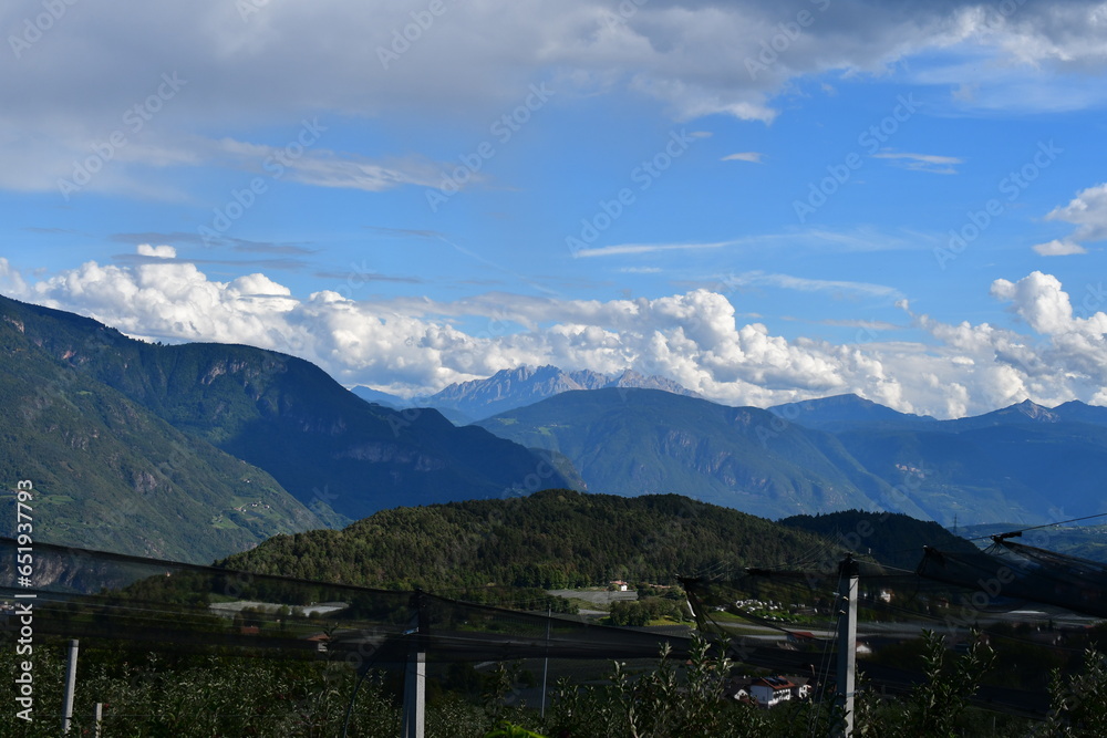 Schöne Landschaft mit Obstgärten und Bergen bei Tisens in Südtirol 