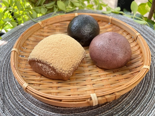 Charcoal truffle, Grilled pork steamed bun and cacao steamed bun and nut powder