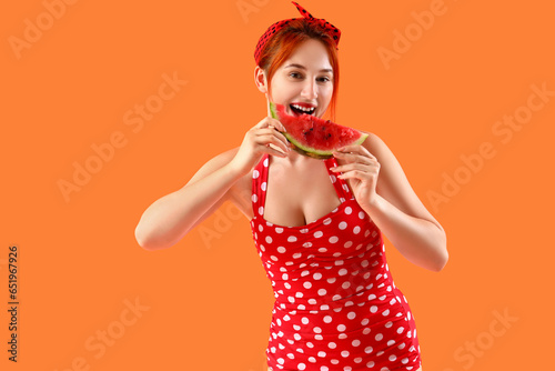 Young pin-up woman eating f...
