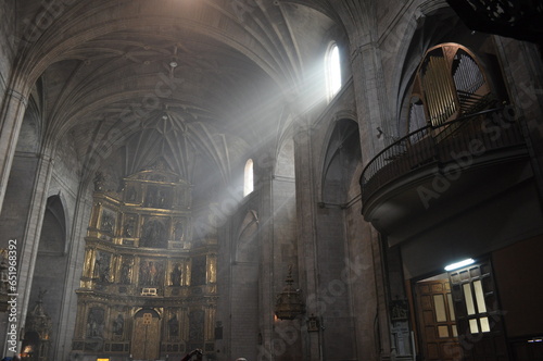 Ołtarz w kościele św. Jakuba w Logrono oświetlony światłem słonecznym wpadającym przez okno